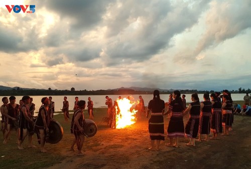 Gia Lai: le village de Kep réinvente son héritage du tissage de brocart - ảnh 2