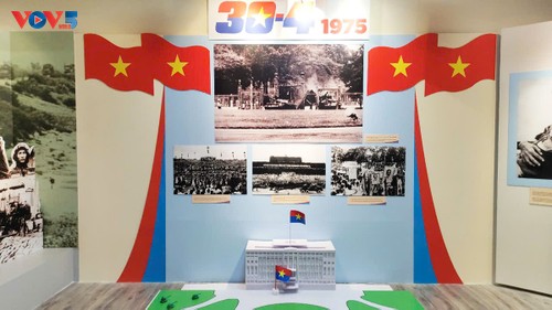 Une exposition célèbre le 50e anniversaire de la réunification nationale - ảnh 2