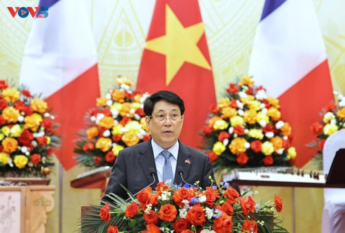 Luong Cuong offre un banquet d’État en l’honneur de son homologue français - ảnh 2