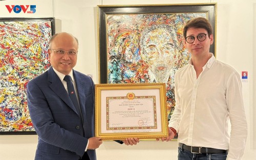 Un artiste franco-roumain primé pour son hommage à Hô Chi Minh  - ảnh 1