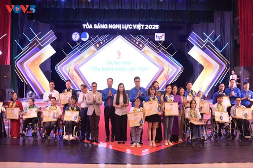 25 jeunes handicapés honorés pour leur volonté exemplaire  - ảnh 1