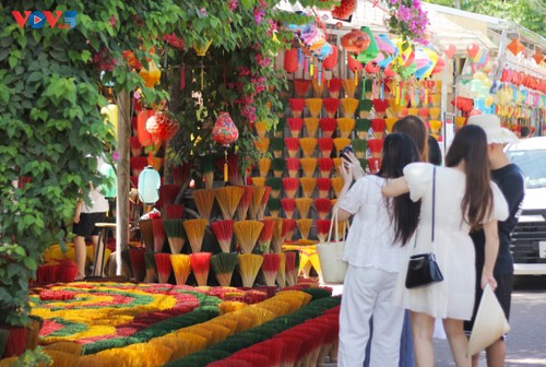 À la découverte du village d’encens de Thuy Xuân - ảnh 3