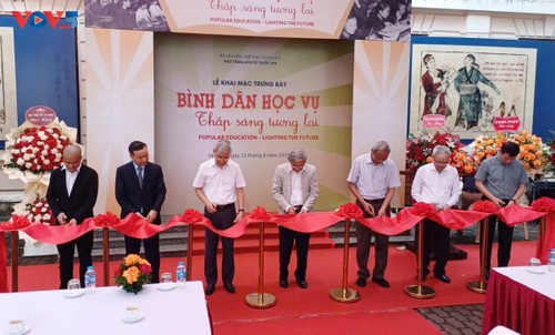 Le Musée d’Histoire retrace 80 ans d’éducation populaire au Vietnam  - ảnh 1