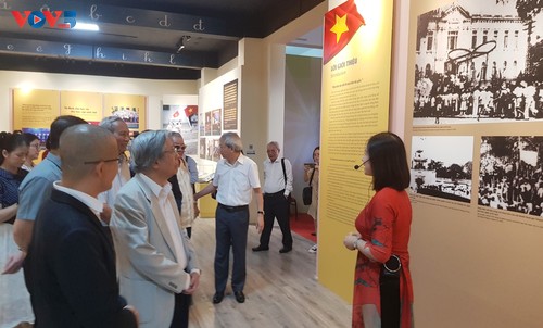 Le Musée d’Histoire retrace 80 ans d’éducation populaire au Vietnam  - ảnh 2