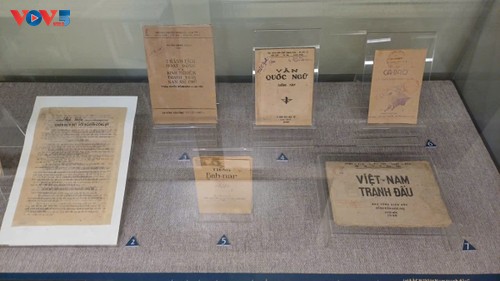 Le Musée d’Histoire retrace 80 ans d’éducation populaire au Vietnam  - ảnh 3