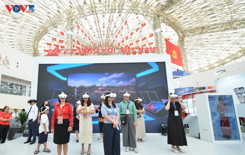 Les visiteurs impressionnés par l’exposition “80 ans - Indépendance, Liberté, Bonheur” - ảnh 4