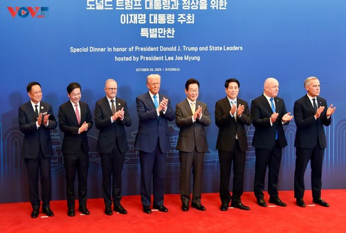 Luong Cuong rencontre Donald Trump en marge du sommet de l’APEC - ảnh 2