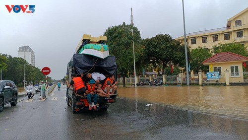 Mobilisation d’envergure des forces armées vietnamiennes face aux inondations à Dà Nang - ảnh 1