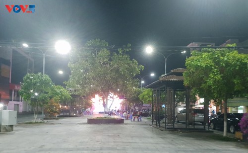 Rue piétonne Hai Ba Trung – Nguyên Huê: un lieu de divertissement incontournable d’An Giang - ảnh 1