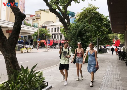 Forte reprise du tourisme à Hanoï au sortir de la pandémie de Covid-19 - ảnh 1