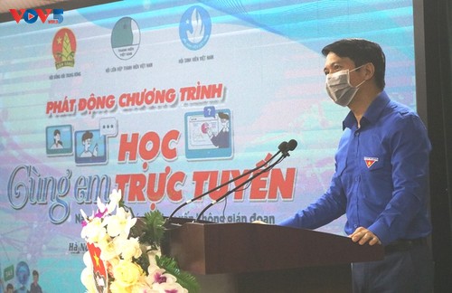 Phát động chương trình hỗ trợ trang thiết bị học trực tuyến cho học sinh gặp khó khăn trong đại dịch - ảnh 1