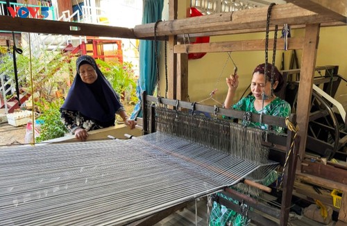 Xã Châu Phong, tỉnh An Giang bảo tồn nghề dệt thổ cẩm gắn với du lịch - ảnh 1