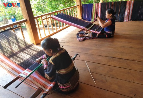 หมู่บ้านแก๊บอนุรักษ์อาชีพทอผ้าพื้นเมืองและพัฒนาการท่องเที่ยวชุมชน - ảnh 1