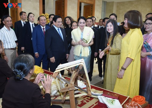 นายกรัฐมนตรีฝ่ามมิงชิ้งและนางสาว แพทองธาร ชินวัตร นายกรัฐมนตรีไทยเข้าร่วมนิทรรศการ “สินค้าหัตถกรรมเวียดนาม” - ảnh 1