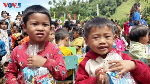 เทศกาลไหว้พระจันทร์ในพื้นที่ชายแดนเขตเขาเซินลา - ảnh 2