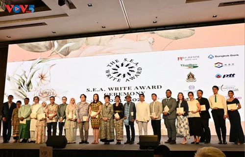 นักเขียนเวียดนามได้รับรางวัลซีไรต์ประจำปีพุทธศักราช 2567-2568  - ảnh 1