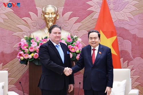 ประธานสภาแห่งชาติเจิ่นแทงเหมินให้การต้อนรับบรรดาเอกอัครราชทูตที่เข้าอำลาในโอกาสเสร็จสิ้นการปฏิบัติหน้าที่ตามวาระ - ảnh 2