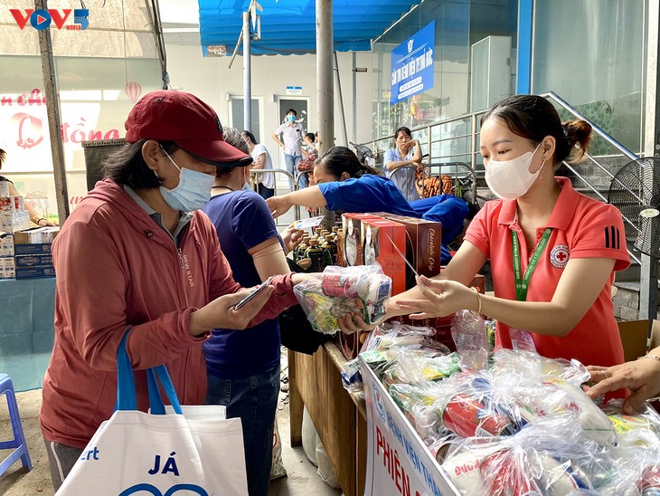 Más de tres mil donaciones del “Mercado de cero dong” entregadas a personas con necesidades - ảnh 1