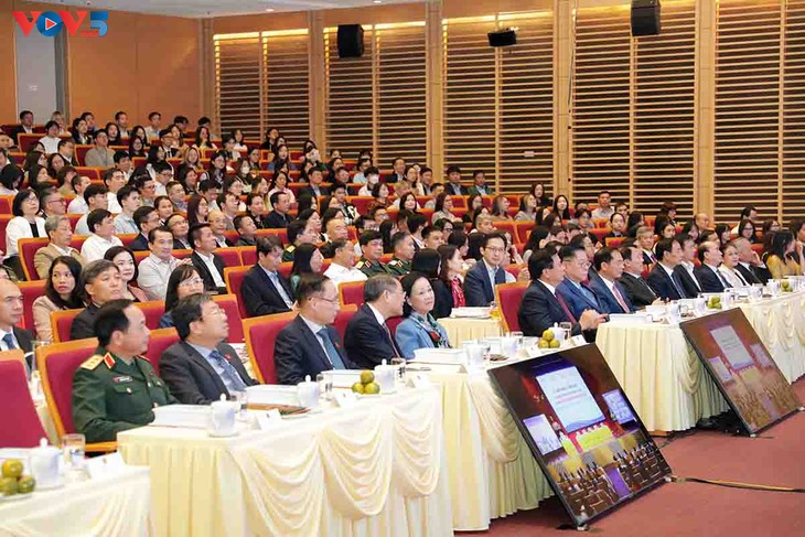 Lanzan libro del Secretario General del PCV sobre la diplomacia vietnamita en la nueva situación - ảnh 1