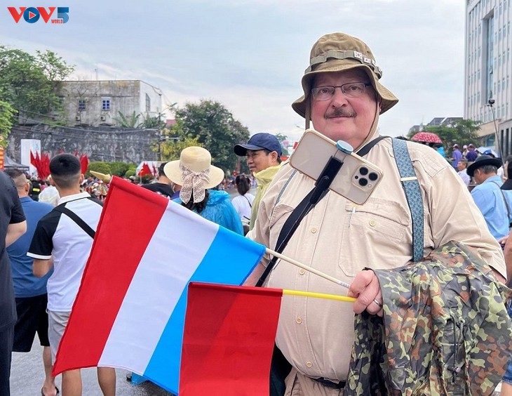 Conmovido y orgulloso por el desfile cívico militar para conmemorar el 70.º aniversario de la victoria de Dien Bien Phu - ảnh 3