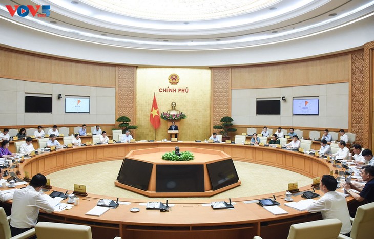 Primer Ministro de Vietnam preside la reunión ordinaria del Gobierno correspondiente a abril - ảnh 3