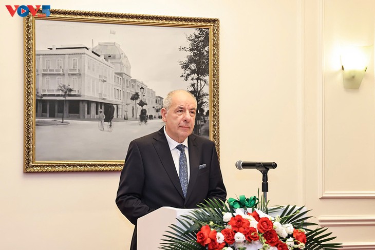 Presidente de Vietnam y su homólogo húngaro inauguran exposición fotográfica de Dezso Bozoky - ảnh 2