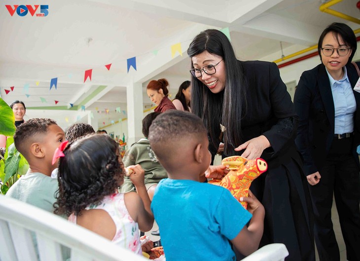 Esposa del Primer Ministro de Vietnam visita un centro social en Brasil y destaca el valor de la inclusión - ảnh 2