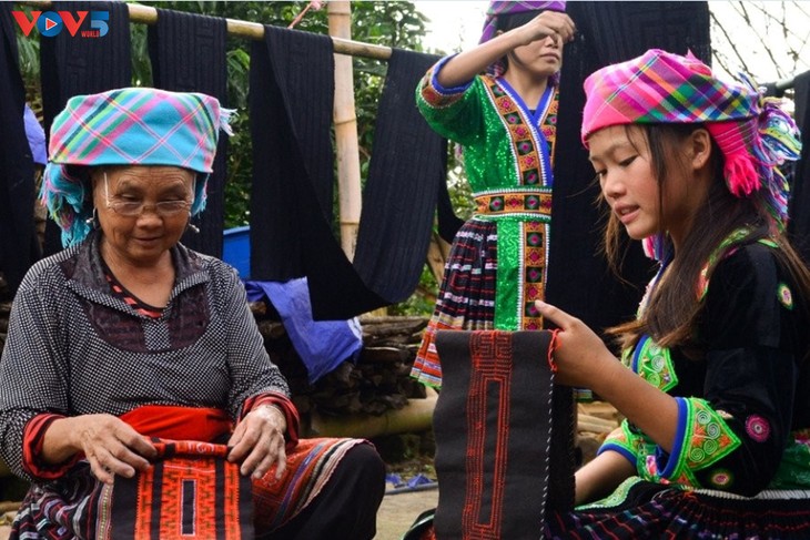 Teñido de índigo sobre lino: alma cultural de los Mong en Lai Chau - ảnh 3