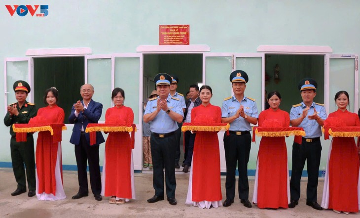 Dak Lak entrega siete viviendas a familias damnificadas por las inundaciones en Son Hoa - ảnh 1