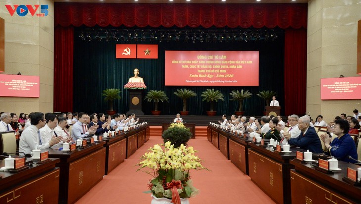 Máximo líder político felicita por el Tet a dirigentes y pobladores de Ciudad Ho Chi Minh - ảnh 1