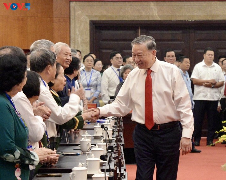 Máximo líder político felicita por el Tet a dirigentes y pobladores de Ciudad Ho Chi Minh - ảnh 2