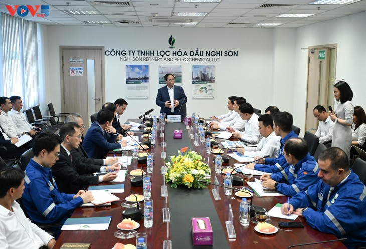 Primer Ministro de Vietnam pide acelerar la estrategia de reservas de combustibles en Nghi Son - ảnh 1