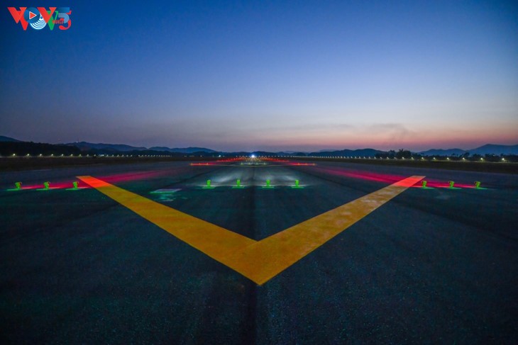 Aeropuerto Internacional de Van Don en funcionamiento - ảnh 16