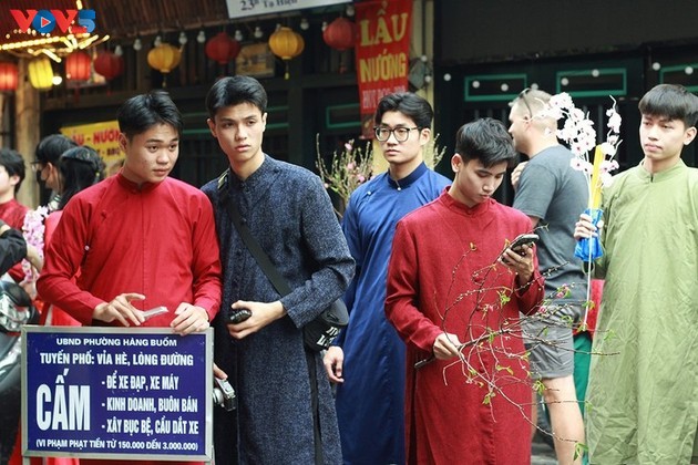 El Ao Dai embellece las calles de Hanói en ambiente festivo del Tet - ảnh 4