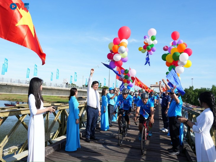 Celebran Festival de ciclismo por la paz de Quang Tri - ảnh 1