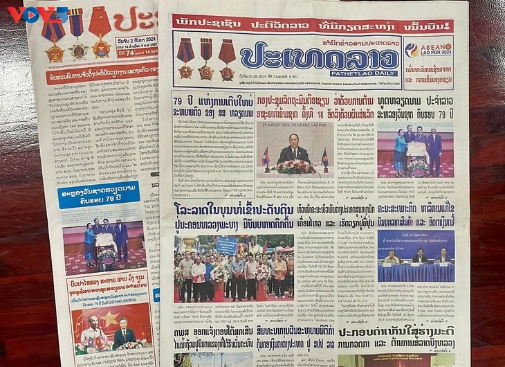 Medios de comunicación de Laos exaltan logros de Vietnam en los últimos 79 años - ảnh 1