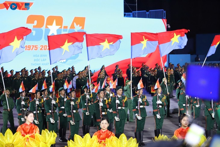 Realizan segundo ensayo del desfile por 50 años de la Reunificación nacional - ảnh 1