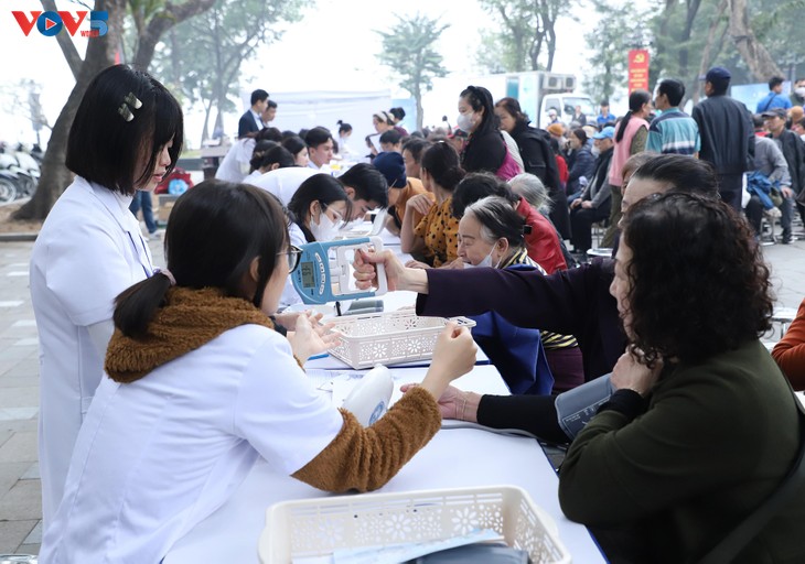 Lanzan en 2026 un programa de atención sanitaria para las personas mayores - ảnh 1