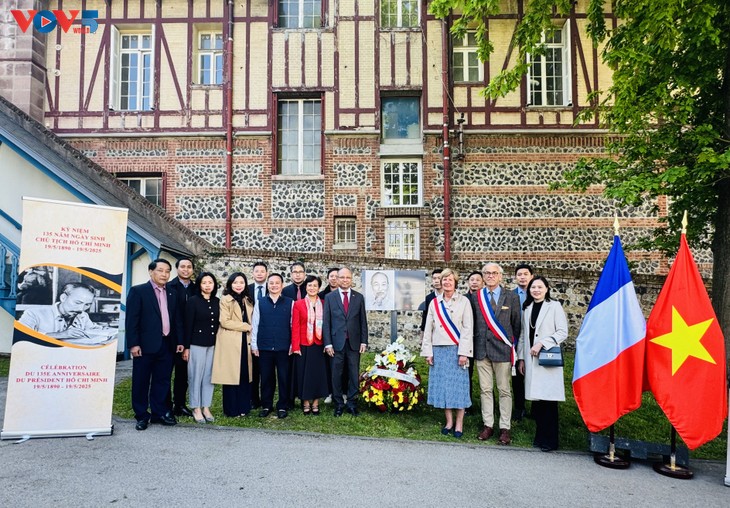Dépôt de gerbe de fleurs à la mémoire du Président Hô Chi Minh à Sainte-Adresse, en France - ảnh 1