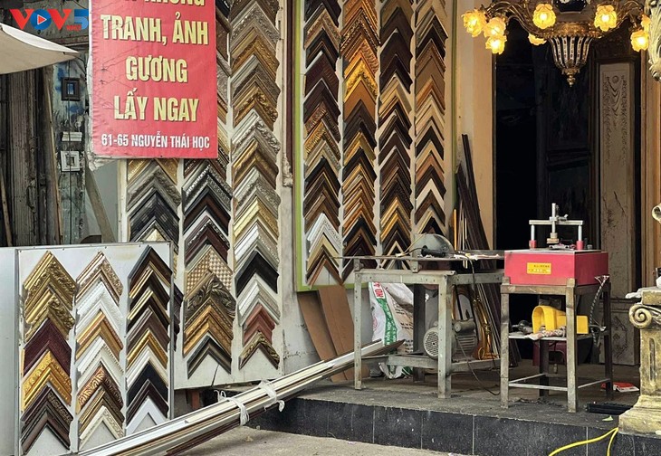 Au cœur de Hanoï, la rue des artisans de l’encadrement perpétue une tradition séculaire - ảnh 1