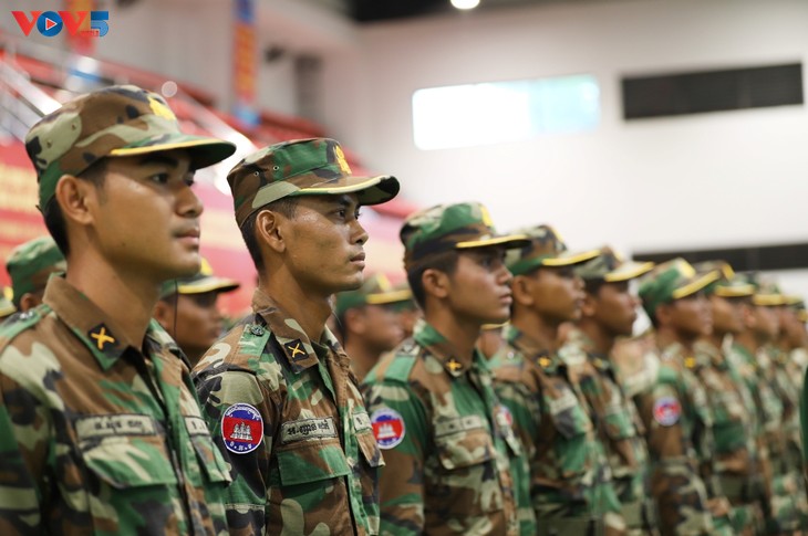 Défilé du 2 septembre: Chinois, Russes, Laotiens et Cambodgiens aux côtés des militaires vietnamiens - ảnh 3