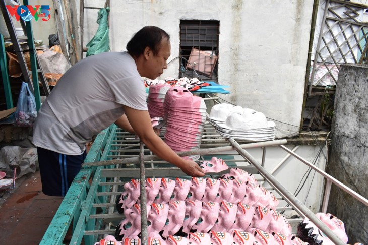 La dernière famille de Hanoi qui confectionne encore des masques en papier mâché  - ảnh 5