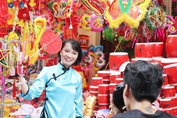 La fête de mi-automne bat son plein à Hanoi - ảnh 12