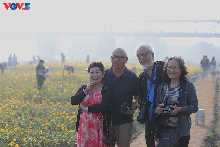 Le tapis de fleurs sous le pont Long Biên séduit les visiteurs - ảnh 7