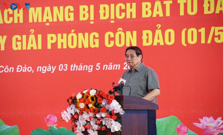 À Côn Dao, Pham Minh Chinh rend hommage aux anciens prisonniers politiques - ảnh 1