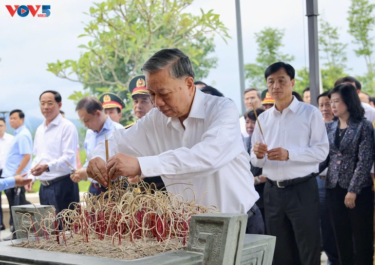 Le Secrétaire général Tô Lâm rend hommage aux militaires sacrifiés à Diên Biên Phu - ảnh 1