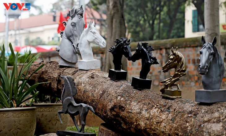 Les chevaux arrivent en ville - ảnh 18