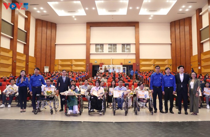 38 young people with disabilities honored in Hanoi - ảnh 1