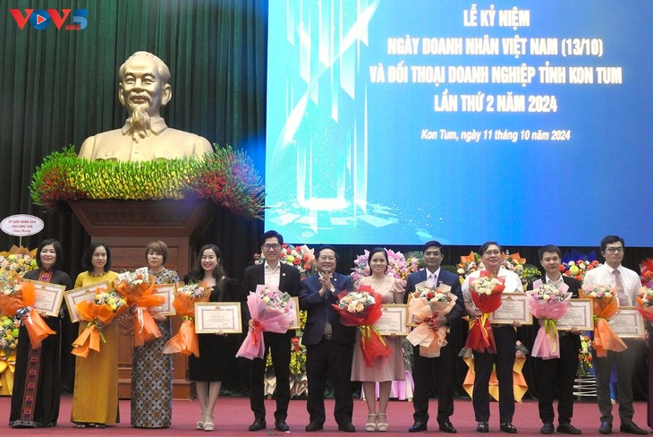 Outstanding businesses, entrepreneurs honored nationwide - ảnh 2