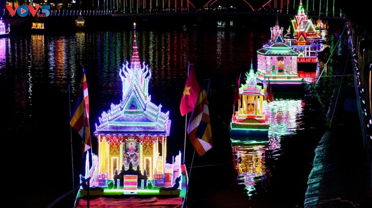 Colorful water lanterns light up Can Tho’s Ok Om Bok festival - ảnh 1